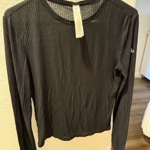 ALO Yoga Black Long Sleeve Tee